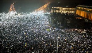 На демонстрации против коррупции в Румынии вышли десятки тысяч людей. ВИДЕО