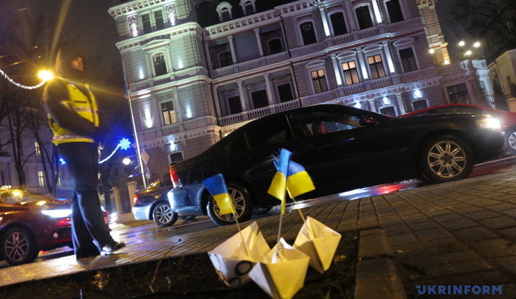 Акция против нарушения прав украинцев прошла под посольством РФ в Латвии. ВИДЕО+ФОТОрепортаж