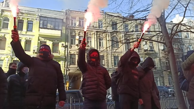 Что должен делать командир, если у него в подразделении такой черт?: под ГБР жгли файеры в поддержку арестованного комбата Лановенко 07