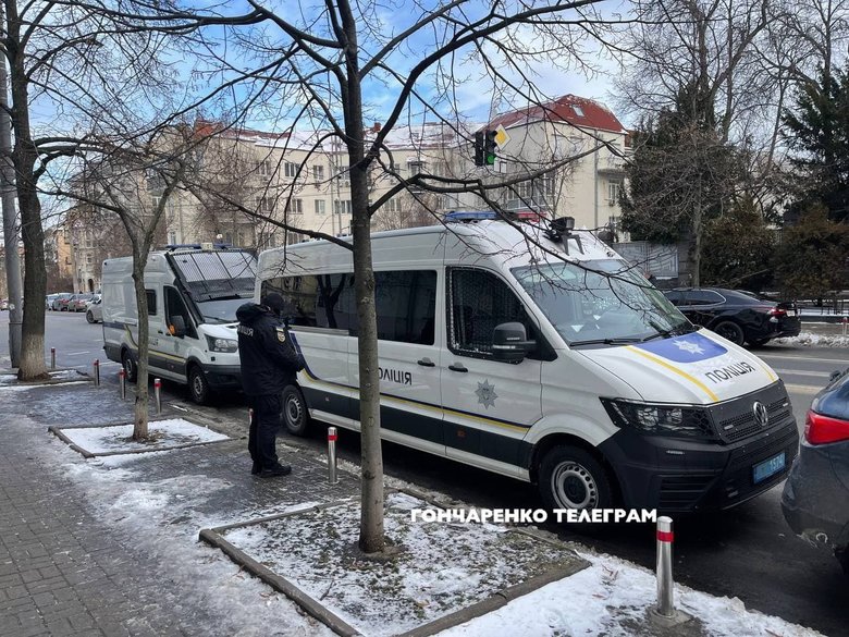 Под здание ОП автобусами массово подвозят силовиков 01