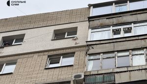 Росіяни атакували Суми безпілотниками: є влучання у дах багатоповерхівки. ФОТОрепортаж