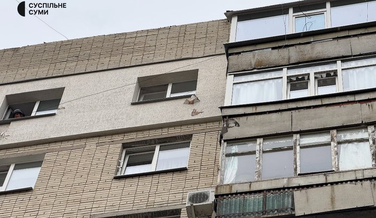 Росіяни атакували Суми безпілотниками: є влучання у дах багатоповерхівки. ФОТОрепортаж
