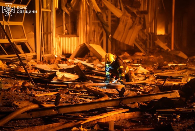 Російські дрони знищили великий автосалон у Одесі