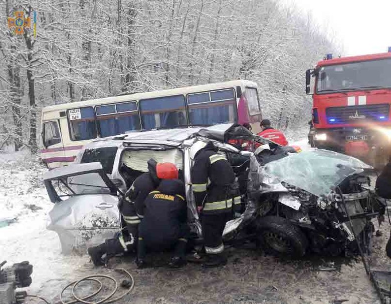 Рейсовый автобус попал в ДТП с легковушкой во Львовской области - травмировано 7 человек, - ГСЧС 01