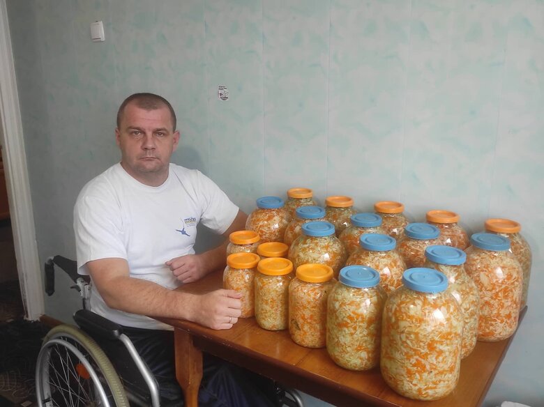 Надіслав на фронт понад 60 000 бойових смаколиків. А бійці мені - тільняшку і прапор. Голову орка ще не замовляв! - Євген Компанець із Черкас 12