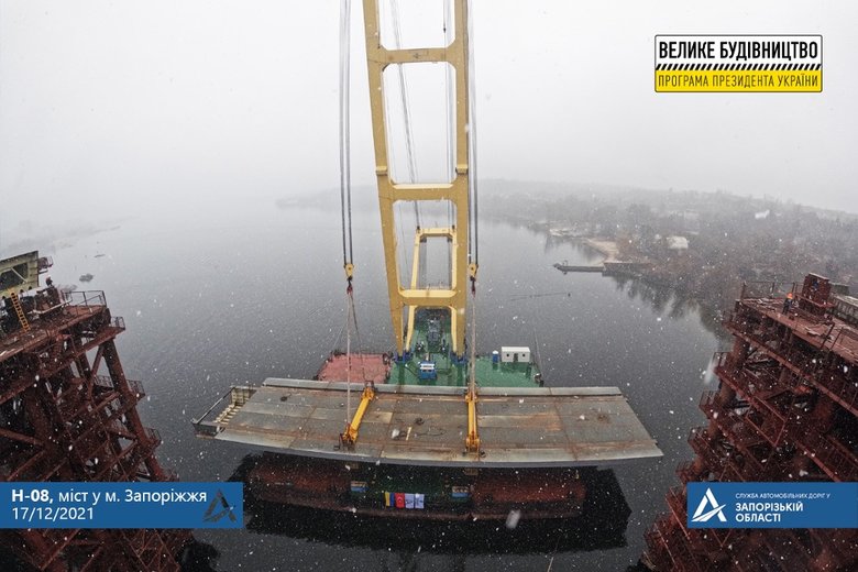 Легендарний кран Захарій, який допомагав будувати мости у Запоріжжі, повертається додому, - ОДА 01