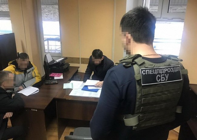 Співробітника митниці в Одеській області викрито на систематичних хабарах від водіїв авто на іноземній реєстрації, - СБУ 02