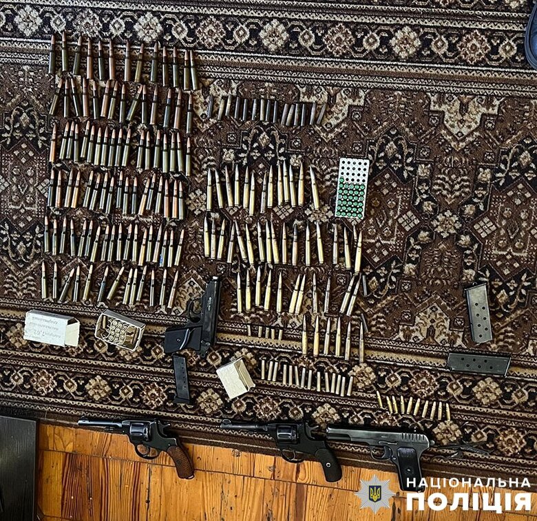 У киянина вилучили зброю і боєприпаси