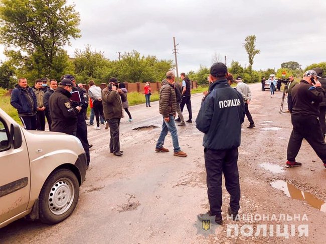 Жители прикарпатских сел перекрыли дорогу из-за ям 02 Жители прикарпатских сел перекрыли дорогу из-за ям 02
