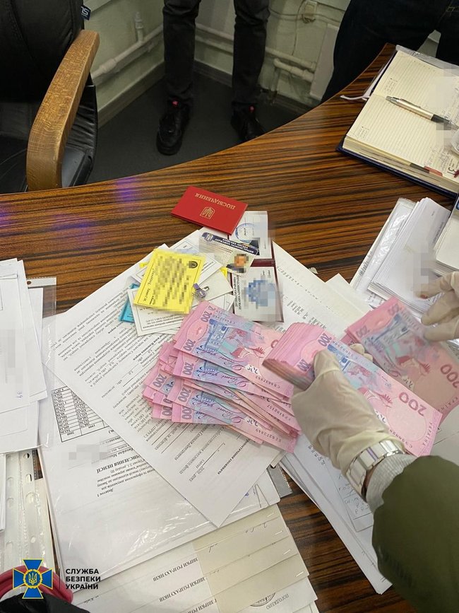 В Киеве чиновник коммунального предприятия задержан при получении 24 тыс. грн взятки за согласование размещения рекламы, - СБУ 02