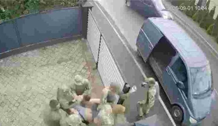 In Kovel, man was dragged from private courtyard onto TCR bus: military registration and enlistment office claimed he was fleeing inspection. VIDEO
