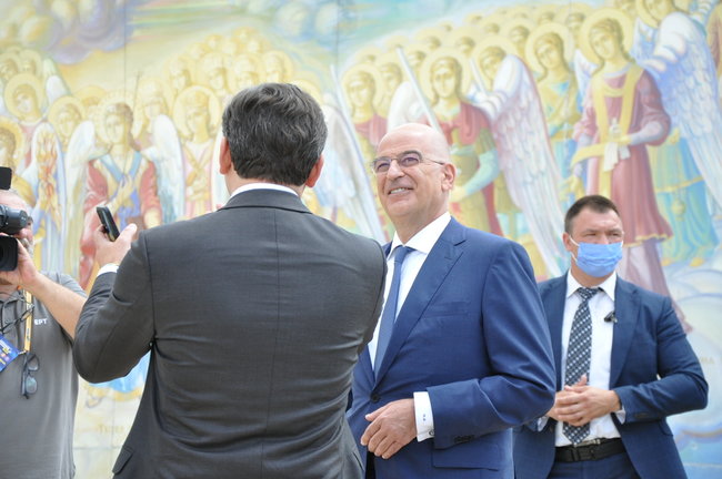 Глава МЗС Греції Дендіас поклав квіти до Стіни памяті полеглих захисників України 19