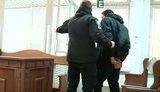 "Более 20 краж, 10 грабежей и разбоев. Где живет, там и ворует", - суд с третьего раза взял под стражу 40-летнего рецидивиста, имитировавшего тяжелую болезнь во время заседаний. ВИДЕО
