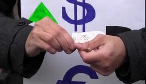 Рада отменила 2% пенсионный сбор при покупке наличной валюты