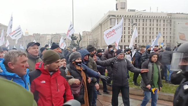 Протест ФОПів: Правоохоронці спробували демонтувати намети - застосовували сльозогінний газ 22