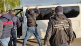 На Харьковщине задержали перевозчиков, которые нелегально переправляли людей и платили "налоги" оккупантам на Донбассе. ФОТОрепортаж