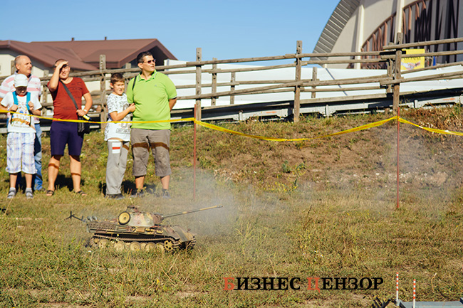 Авиадвигатели, беспилотники, боевые машины и трехтонный спиннер. Фоторепортаж с крупнейшего технического фестиваля 17