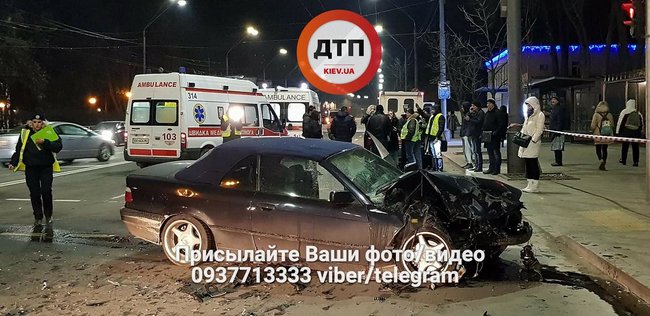 Пять человек пострадали в аварии на Соломенской площади 03