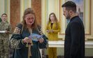 Зеленський вручив сертифікати на квартири Героям України