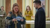 Зеленський вручив сертифікати на квартири Героям України