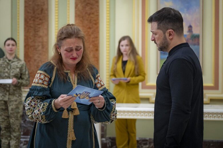 Зеленський вручив сертифікати на квартири