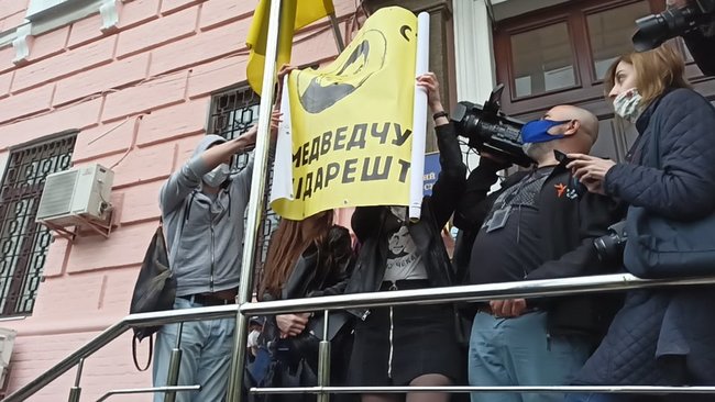 Титушки сорвали развернутый под судом баннер Стус чекає. Медведчук під арешт!, произошла потасовка 04 Титушки сорвали развернутый под судом баннер Стус чекає. Медведчук під арешт!, произошла потасовка 04