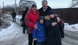 Мальчик в Борисполе прождал час и рыдал на всю улицу - хотел селфи с президентом. Порошенко услышал его через стекло авто и вышел фотографироваться. ФОТО