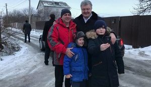 Мальчик в Борисполе прождал час и рыдал на всю улицу - хотел селфи с президентом. Порошенко услышал его через стекло авто и вышел фотографироваться. ФОТО