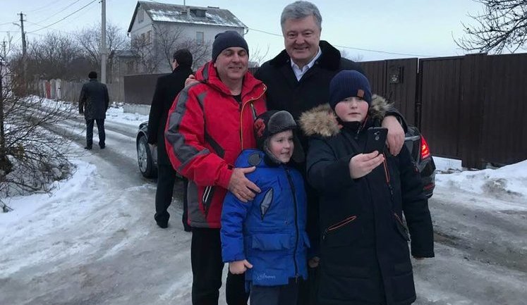 Мальчик в Борисполе прождал час и рыдал на всю улицу - хотел селфи с президентом. Порошенко услышал его через стекло авто и вышел фотографироваться. ФОТО