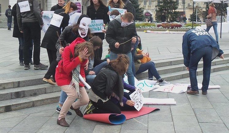 Активисты на Майдане продемонстрировали, как силовики будут разгонять митинги после принятия законопроекта №3587. ФОТОрепортаж+ВИДЕО