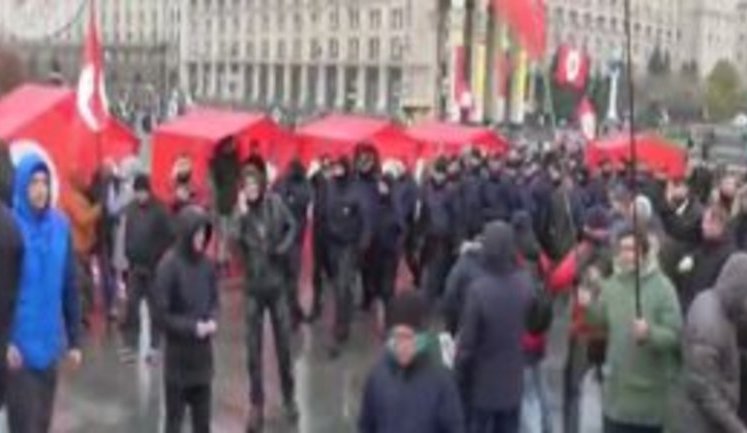 Полиция снесла палатку на митинге Балашова на Майдане. ВИДЕО