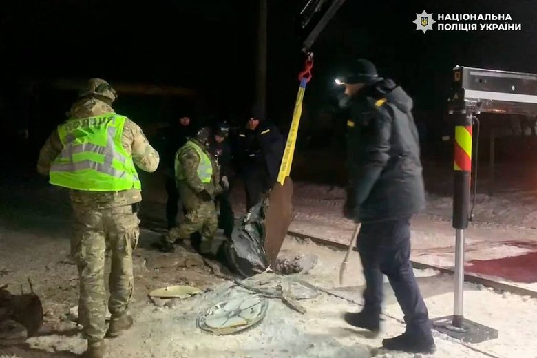 The police and the State Emergency Service defused a half-tonne warhead near residential buildings.