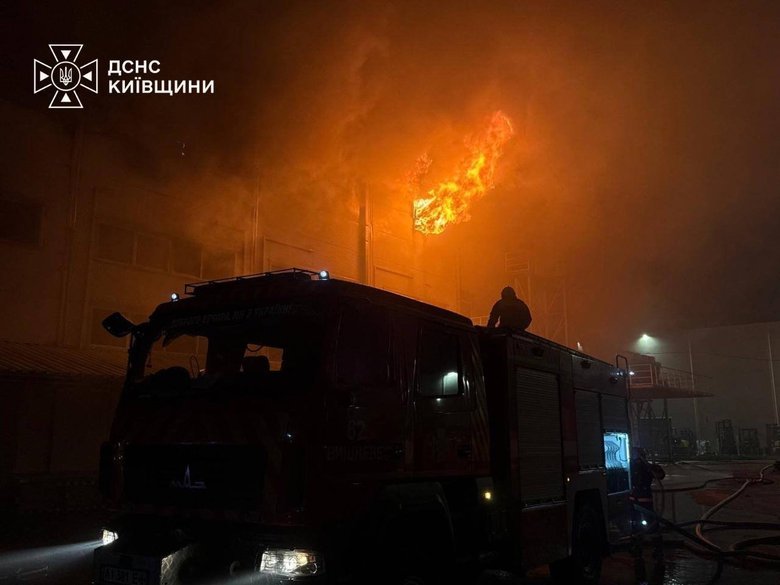 Россия массированно атаковала Киевскую область: в Борисполе повреждено 9-этажное здание, есть пострадавшие