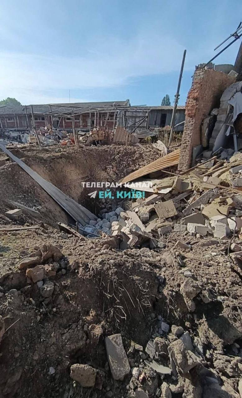 Російська атака суттєво пошкодила супермаркет Varus на Солом'янці в Києві