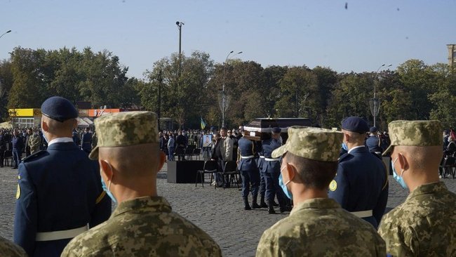 Ukraine leaders pay tribute to An-26 crash victims in Kharkiv 10
