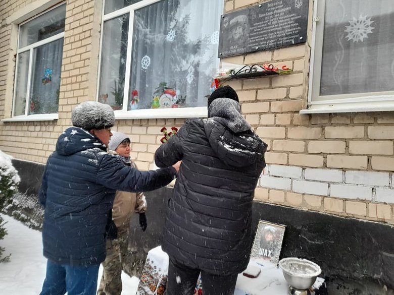 Меморіальну дошку воїну Азова Едуарду Шахову, вбитому російським снайпером на Донбасі, відкрили на Херсонщині 08