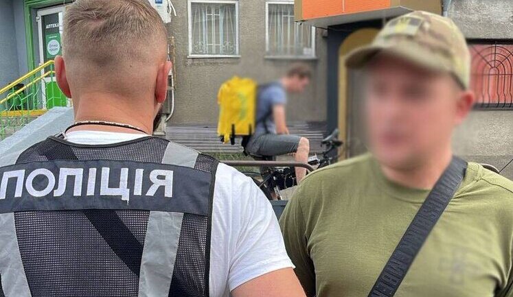 В Киеве задержали квартирных воров: Один из них маскировался под военного. ФОТО