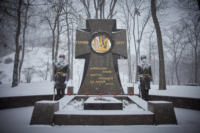 Ukraine leaders honor Kruty Heroes 04