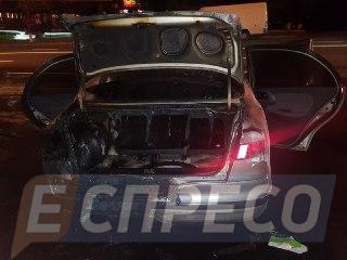 На Печерську в Києві вночі двічі підпалювали автомобілі 14