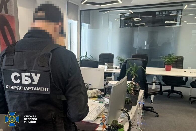 За добу СБУ та Нацполіція ліквідували понад 100 шахрайських call-центрів по всій Україні 05 За добу СБУ та Нацполіція ліквідували понад 100 шахрайських call-центрів по всій Україні 05