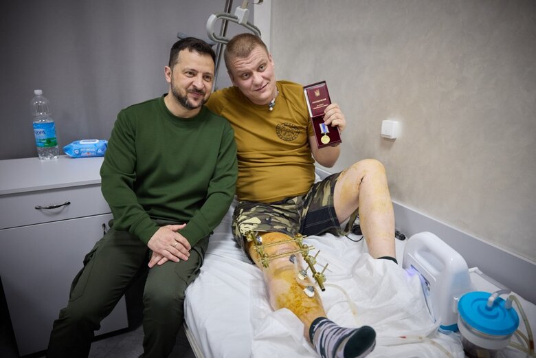 Зеленський нагородив поранених військових у Чернівцях