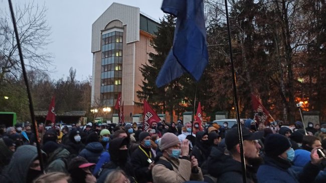 В Феофании, где лечится Зеленский, активисты провели акцию с фаерами и асфальтом 05 В Феофании, где лечится Зеленский, активисты провели акцию с фаерами и асфальтом 05