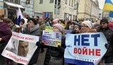 Плакаты в поддержку украинских узников Кремля держали участники марша памяти Немцова в Москве. ВИДЕО