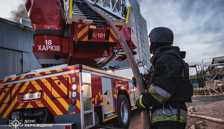Нічна атака ворожих дронів на Харків: рятувальники ліквідували масштабні пожежі. ФОТОрепортаж