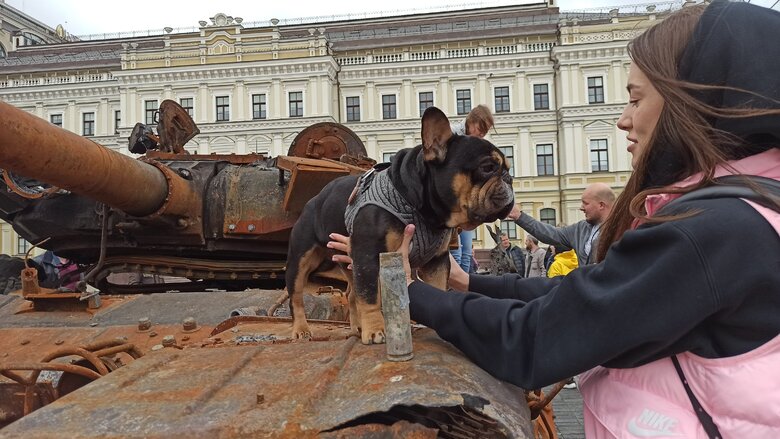 Танк, БМД та Тигр: В центрі Києва відкрилась виставка демілітаризованої техніки російських окупантів 27
