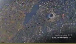 Пилоты 210-го ОШП провели дрон через вражеские ППО и РЭБ и ударили по железнодорожной логистике оккупантов в Донецке. ВИДЕО