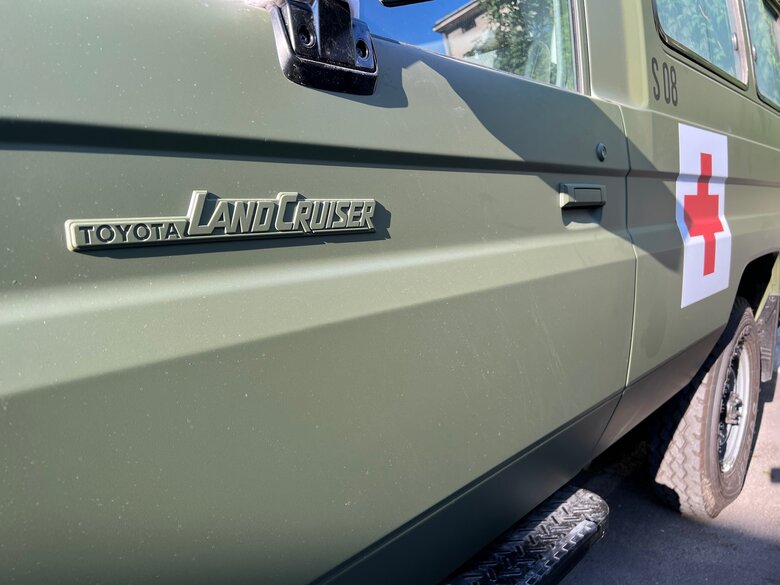 Нидерланды передали украинским пограничникам внедорожники Toyota Land Cruiser 70 для эвакуации раненых 02