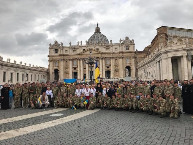 Папа Франциск приветствовал украинских военных на площади Святого Петра, - МИД 02