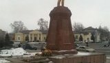 Мирошниченко и активисты "Свободы" уничтожили половину памятника Ленину в Ахтырке. ФОТО