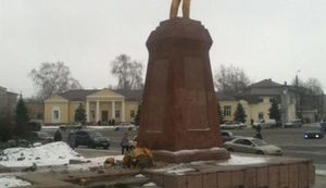 Мирошниченко и активисты "Свободы" уничтожили половину памятника Ленину в Ахтырке. ФОТО